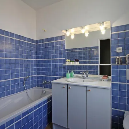 Maison Spacieuse Avec Piscine Couverte Et Wifi A - Fr-1-497-46 Feriehus *