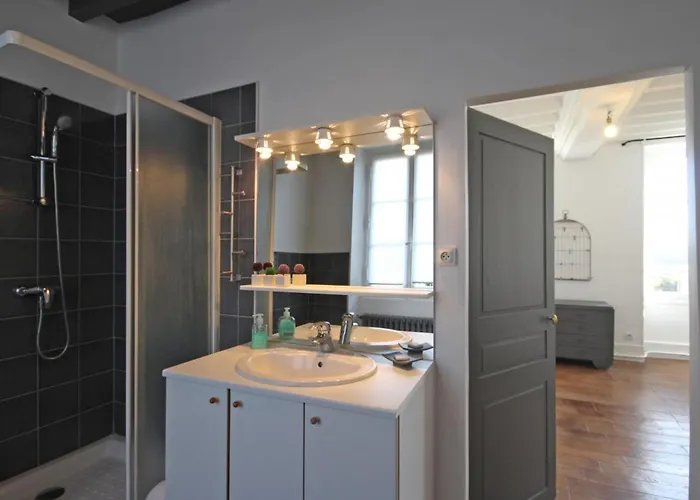 Maison Spacieuse Avec Piscine Couverte Et Wifi A - Fr-1-497-46 *